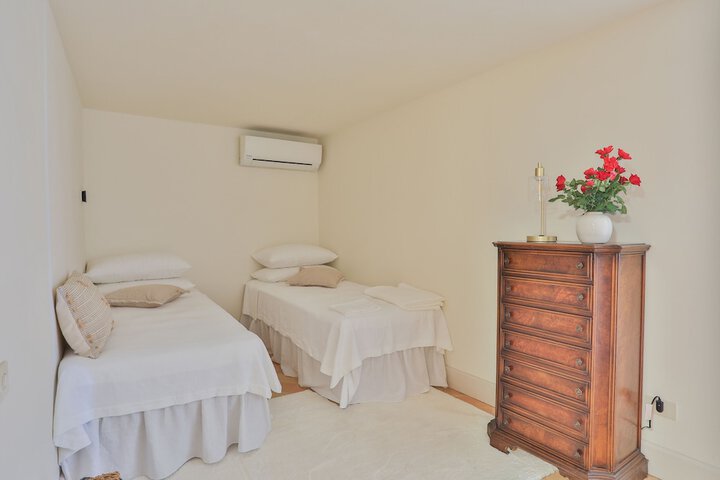 Room 8 of 38