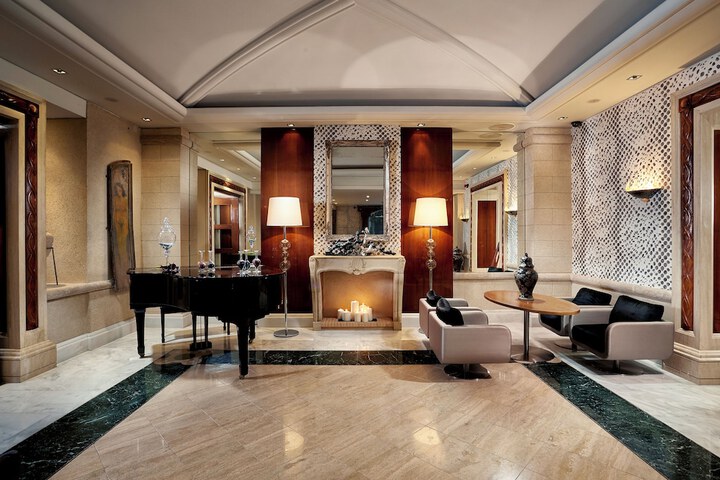 Lounge 110 of 139