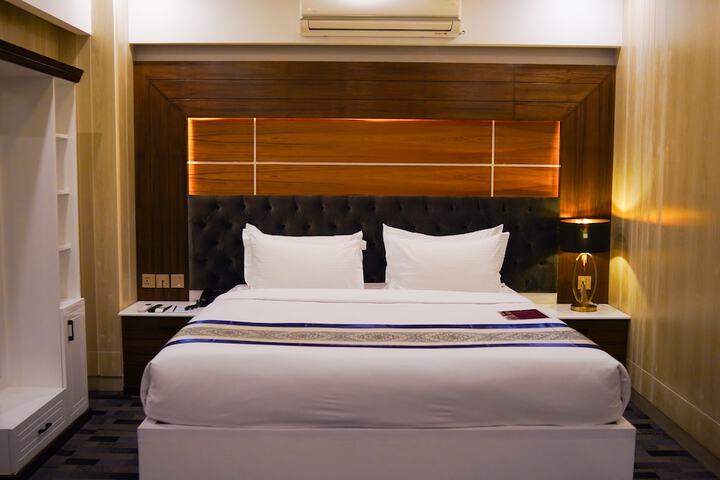 Room 3 of 76