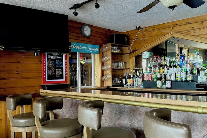 Lounge 104 of 115