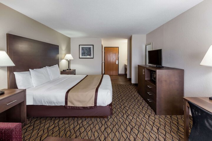 1 King Bed (10 of 14)