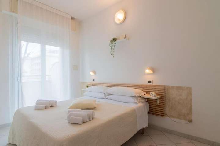 Room 2 of 27