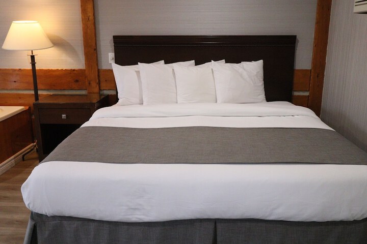 Classic Queen Bed (21 of 63)