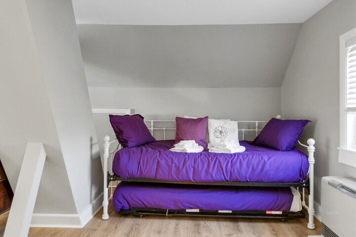 1 Queen Bed (5 of 26)