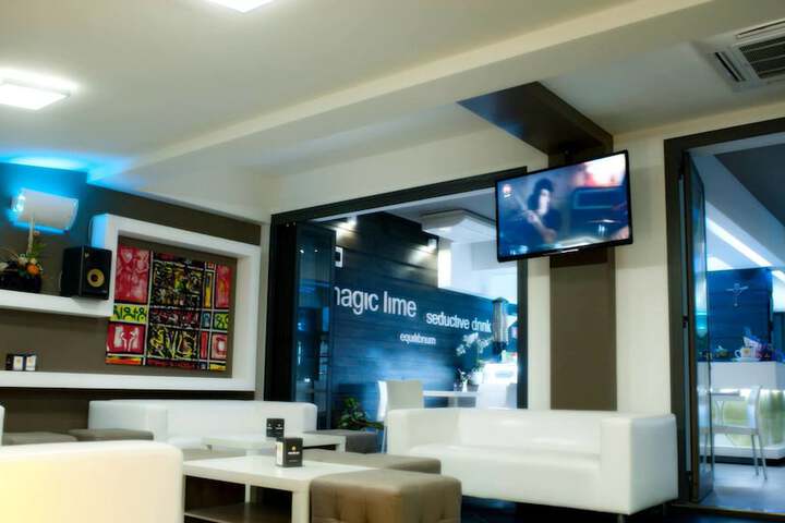 Lounge 70 of 94