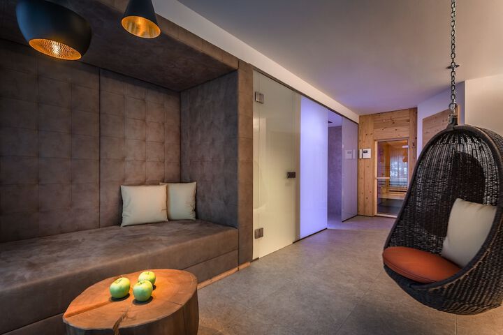 Lounge 86 of 106