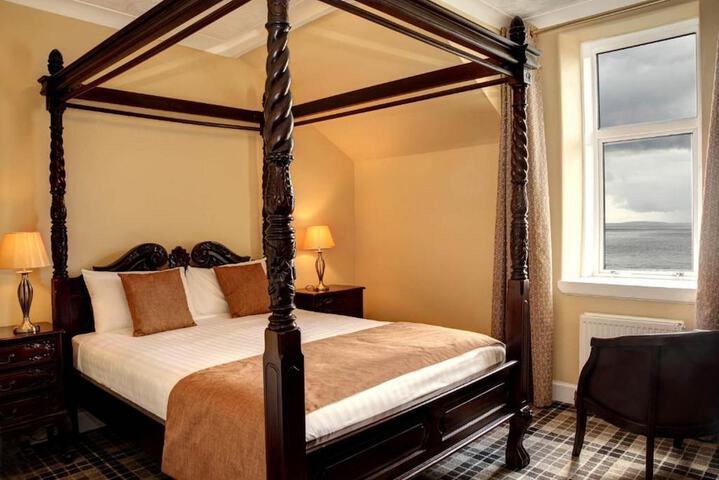Room 10 of 32