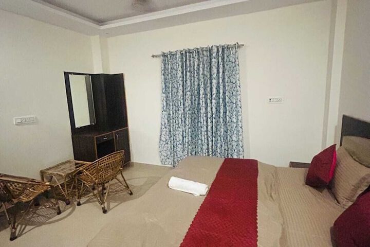 Room 2 of 10