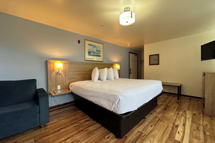 1 King Bed (10 of 28)