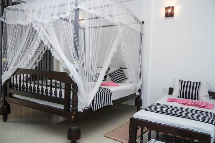 Room 5 of 9