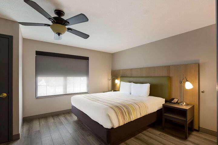 1 King Bed (18 of 30)