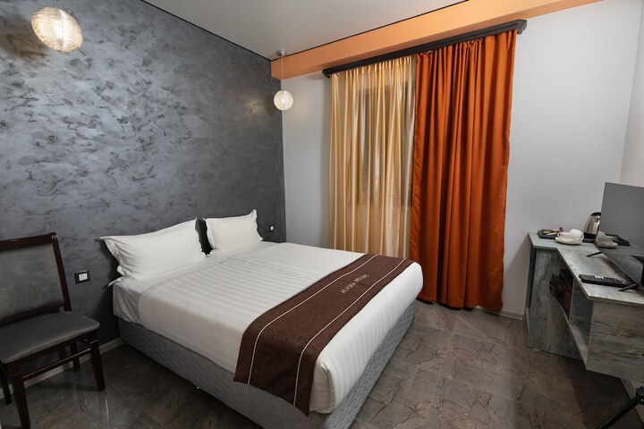Room 18 of 196