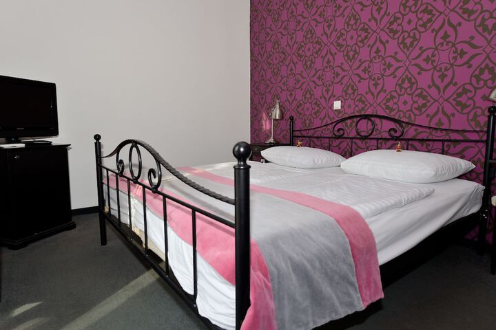 Room 9 of 37
