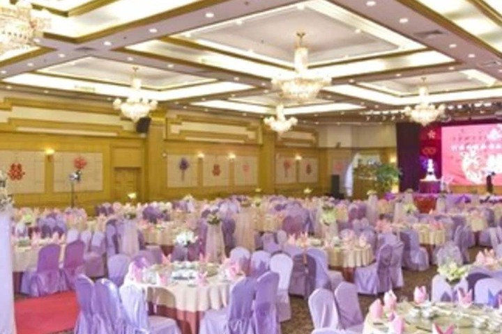 Ballroom/Hall 21 of 25