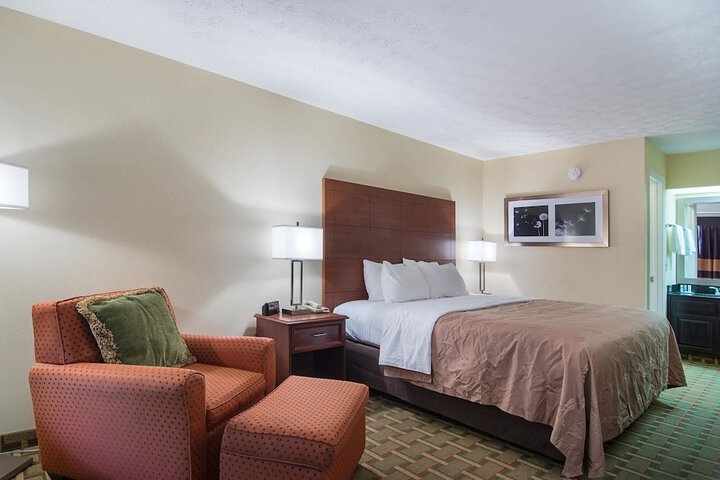 1 King Bed Accessible (3 of 10)