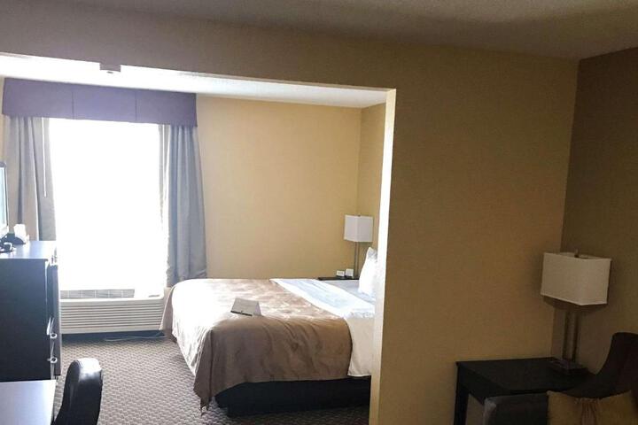 1 King Bed (4 of 7)