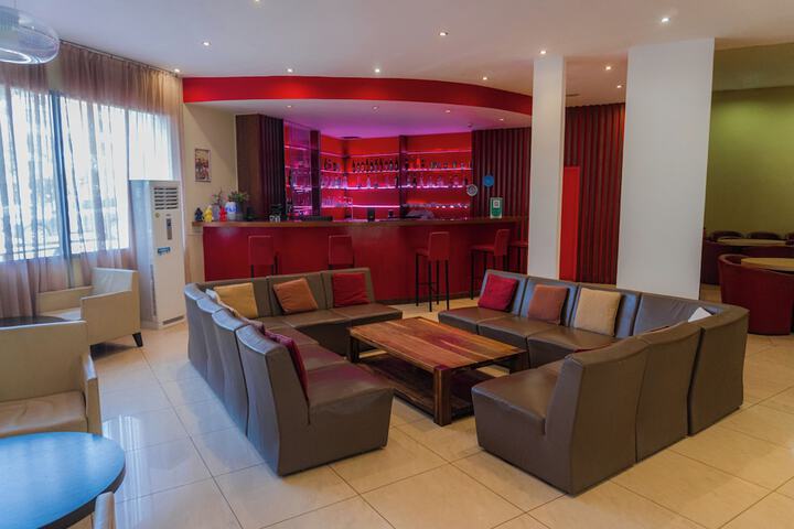 Lounge 40 of 59