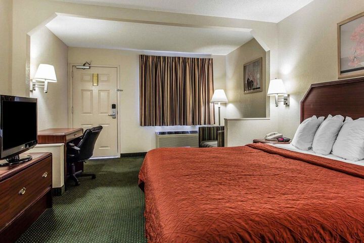 1 King Bed (2 of 7)