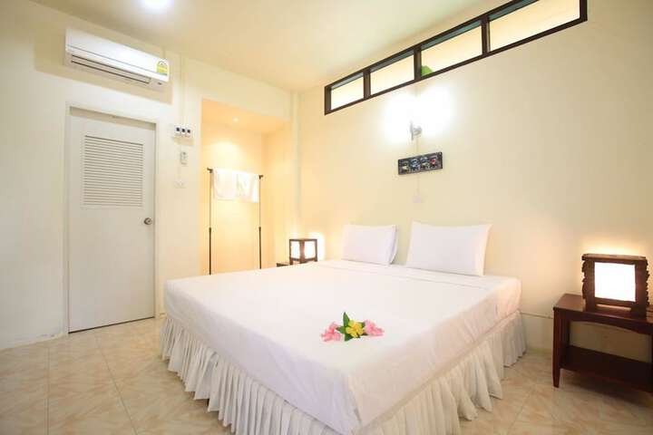 Room 5 of 16