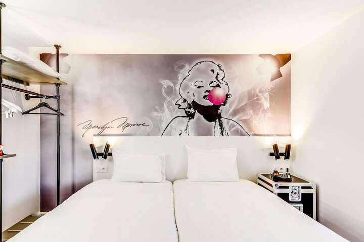 Room 10 of 42