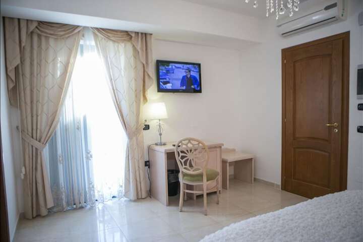 Room 9 of 32