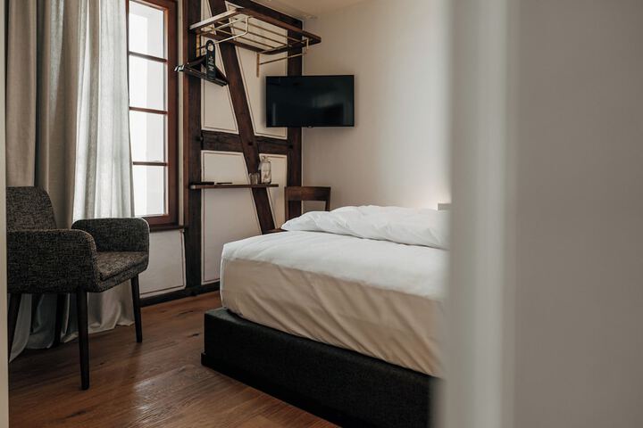 Room 2 of 83