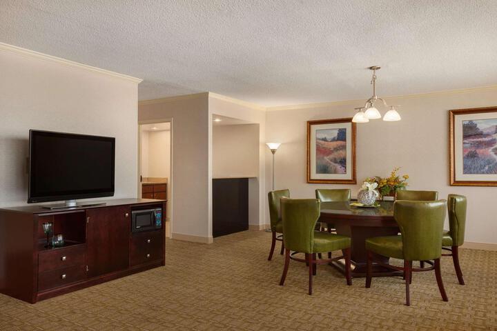 2 Queen Bed Mobility Hearing Accessible with Tub (1 of 7)