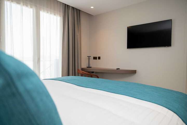 Room 7 of 33