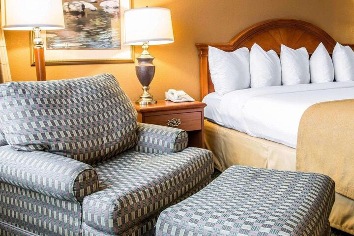 1 King Bed (5 of 5)