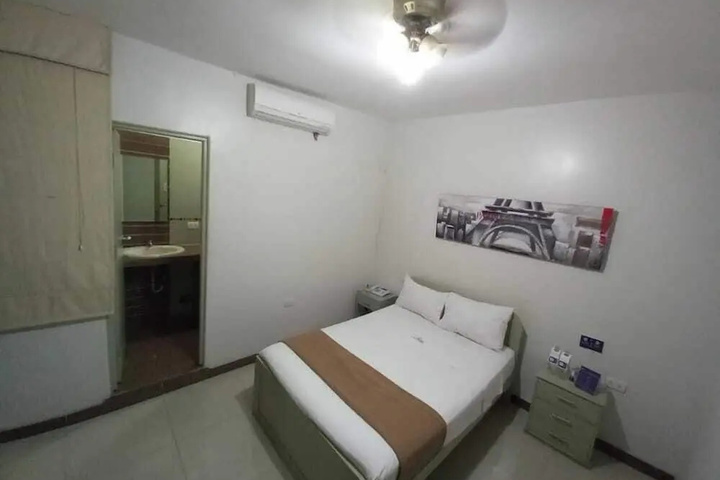 Room 6 of 11