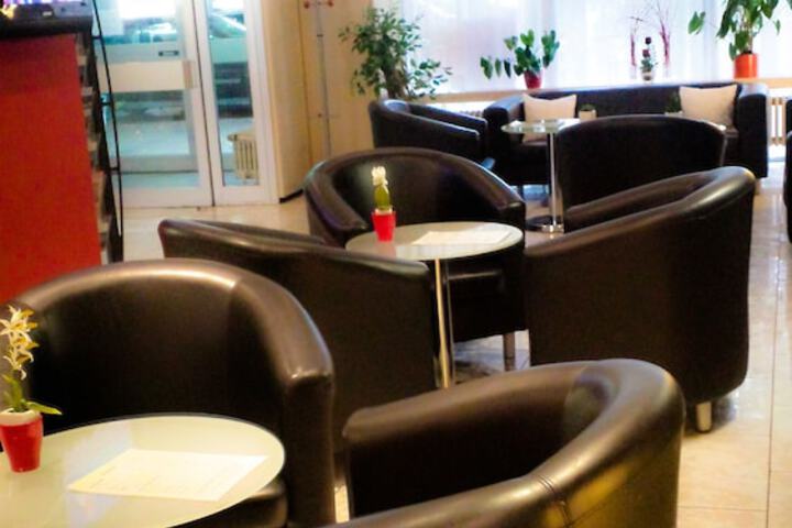 Lobby lounge