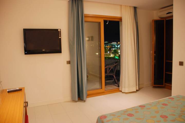 Room 5 of 28