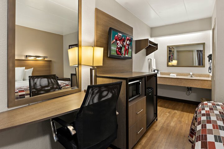 ADA Accessible Deluxe King (31 of 32)