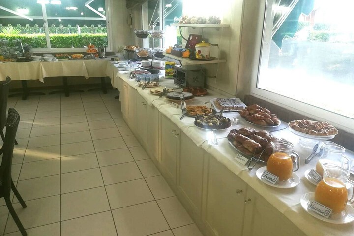 Breakfast/Coffee Service 44 of 68