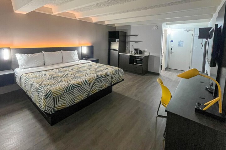 Room 7 of 11
