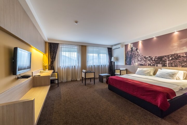 Room 30 of 103