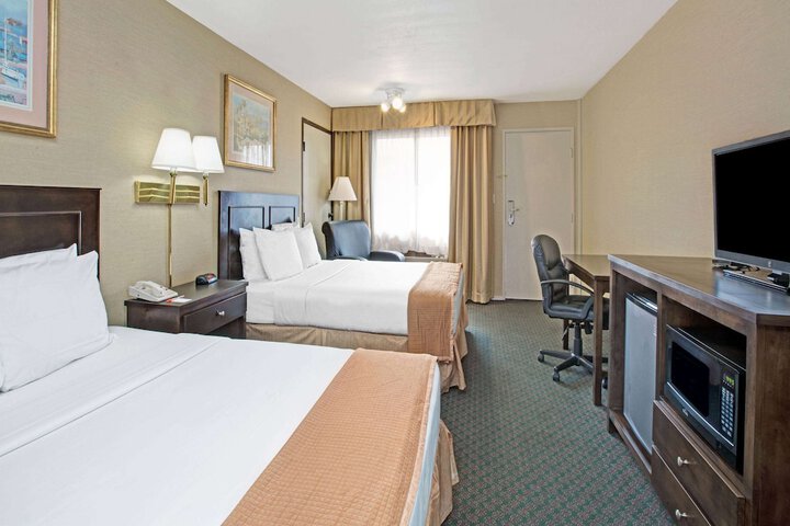 2 Queen Beds (3 of 7)