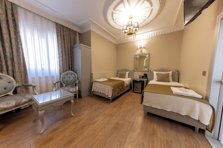 Room 5 of 77