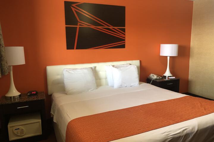 1 King Bed (3 of 7)