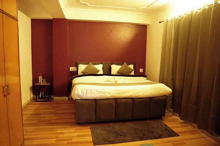 Room 10 of 27