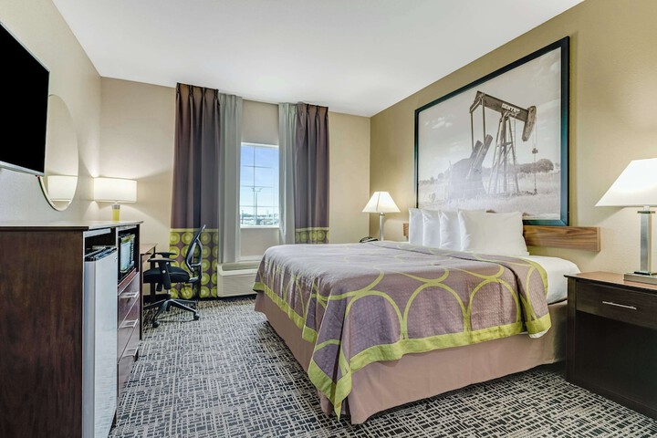 1 King Bed Flat Screen Television Microwave and Refrigerator High Speed Internet Accessible Full Breakfast (6 of 9)