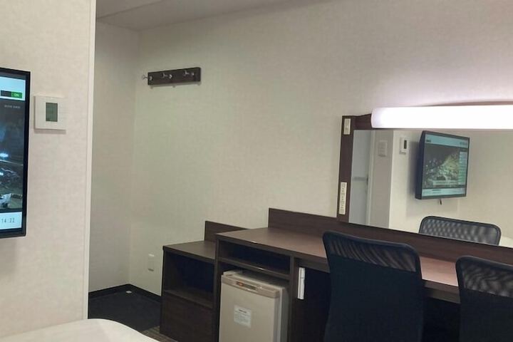 Room 3 of 6