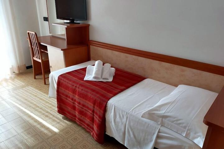 Room 10 of 18
