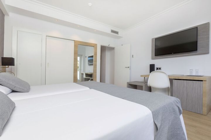 Room 3 of 84