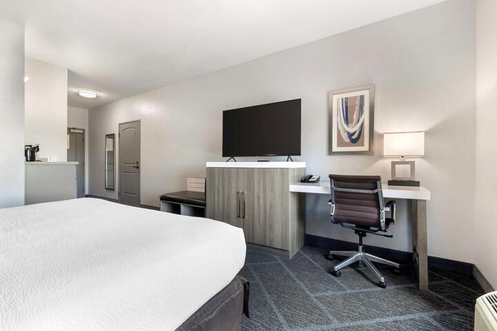 1 King Bed Hearing Accessible Room (12 of 21)