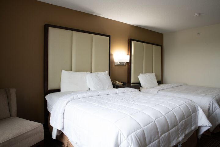 2 Queen Beds (5 of 9)
