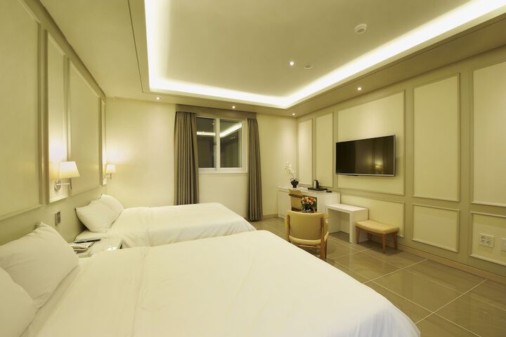 Room 12 of 37