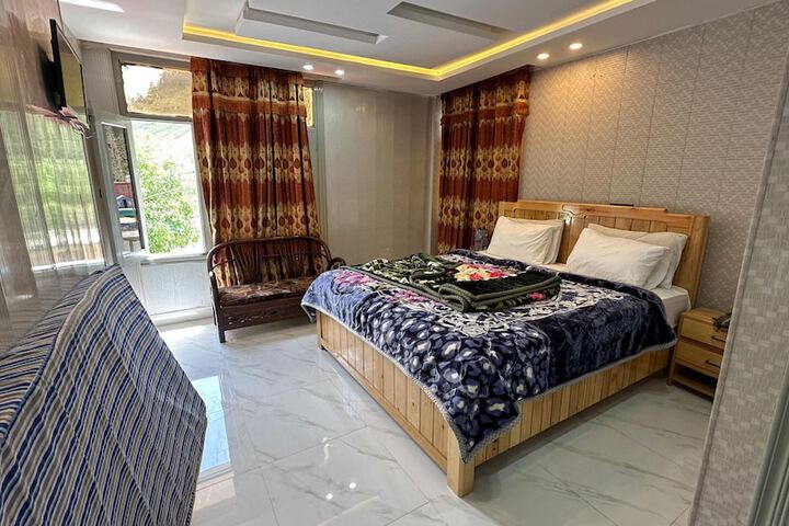 Room 3 of 16