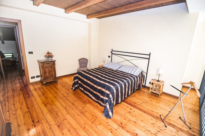 Room 5 of 77