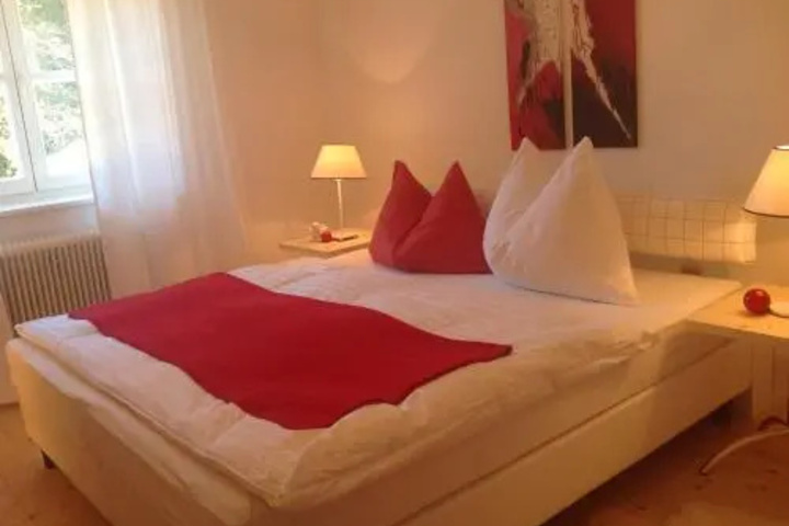 Room 4 of 12